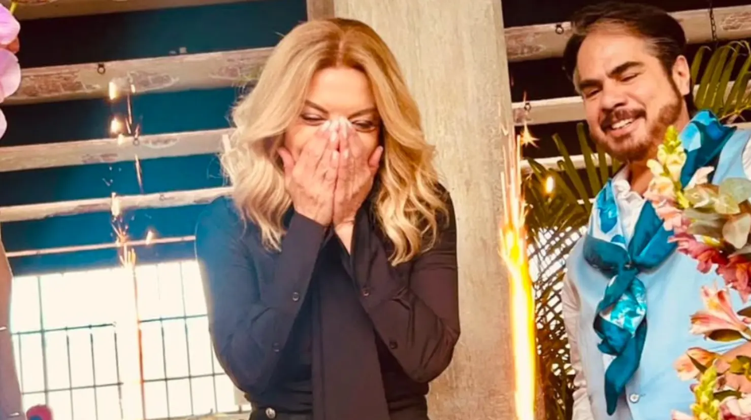 Laura Flores celebra sus 62 años en el rodaje de Los hilos del pasado. Foto: Televisa
