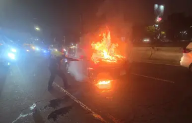 VIDEO | Auto se incendia en Iztapalapa: policías salvan a familia de milagro