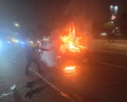 VIDEO | Auto se incendia en Iztapalapa: policías salvan a familia de milagro
