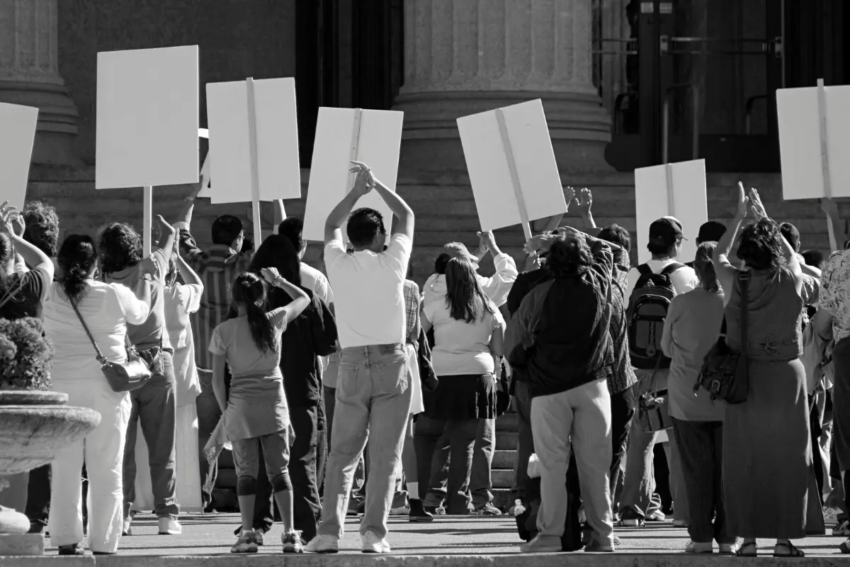 Un grupo de ciudadanos protestando. Foto: Canva