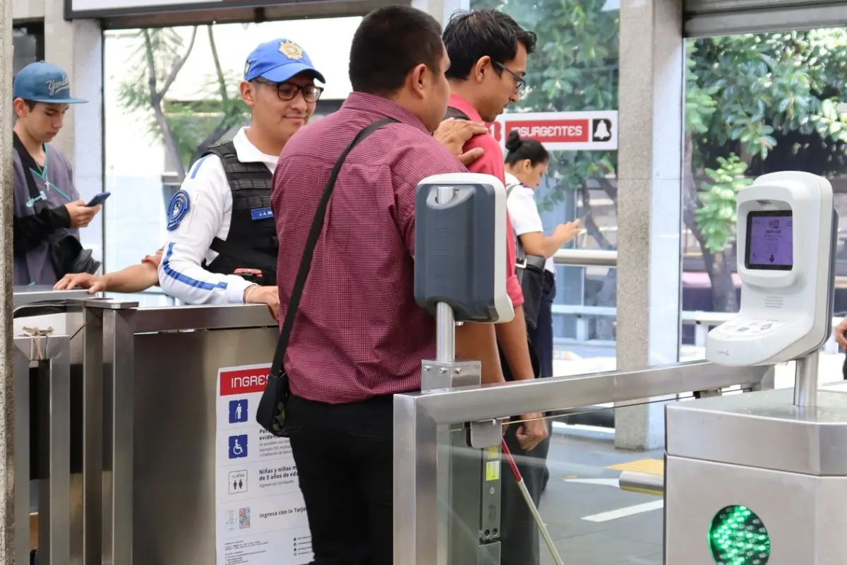 Ciudadanos entrando al Metrobús. Foto: X @Metrobus