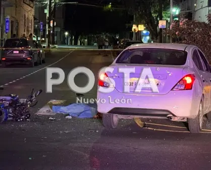 Motociclista choca contra auto y muere en Monterrey