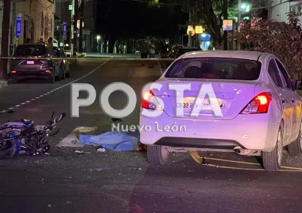 Motociclista choca contra auto y muere en Monterrey