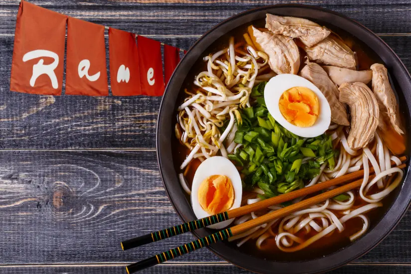 Platillo de ramen sobre una mesa. Foto: Canva