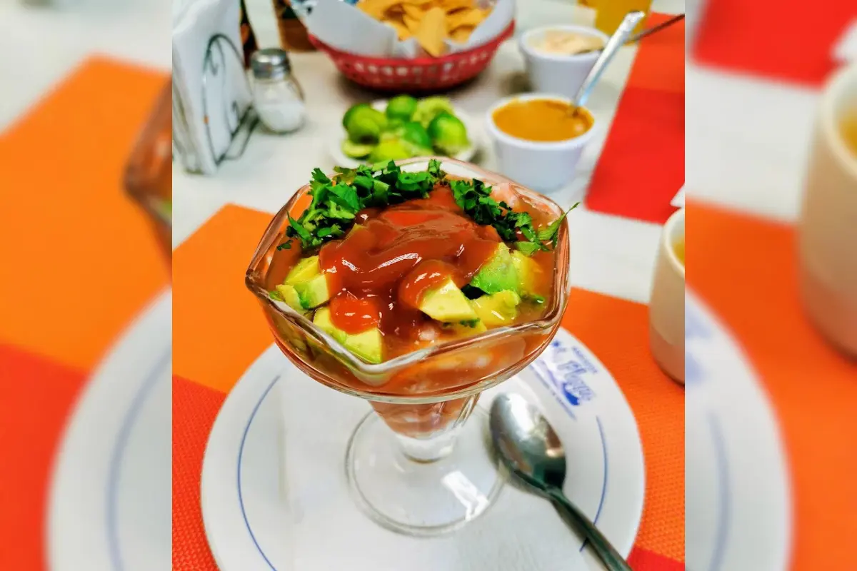 En este restaurante puedes degustar un exquisito coctel de camarón | Foto: Perla Herrera