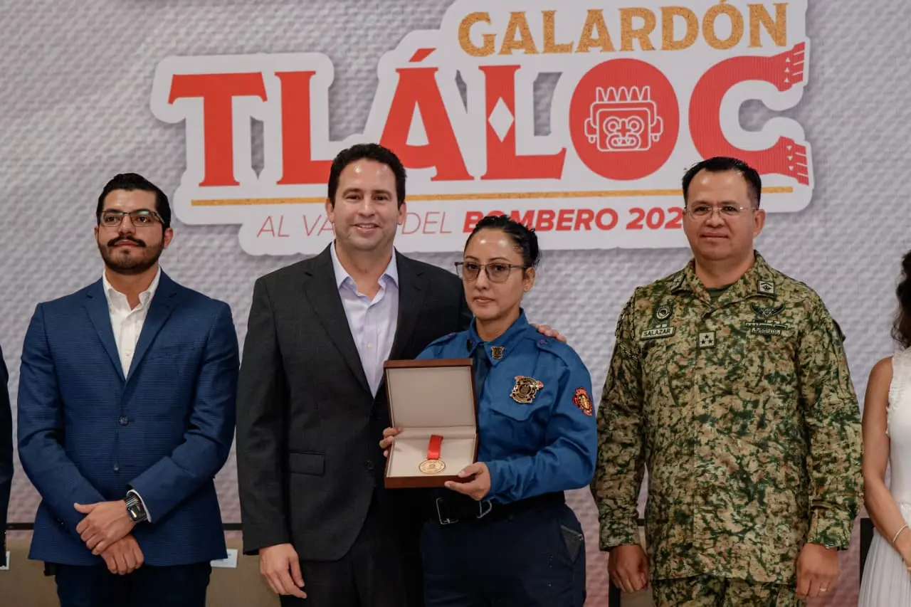 El alcalde Javier Díaz otorgando el galardon Tláloc. (Fotografía: Gobierno de Saltillo)