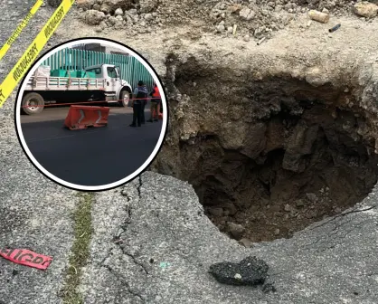 Caos en Iztapalapa: camión se queda atrapado en un socavón de más de 12 metros de largo