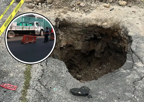 Caos en Iztapalapa: camión se queda atrapado en un socavón de más de 12 metros de largo
