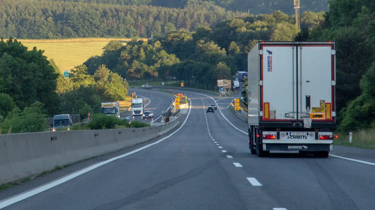 Tráiler en carretera. Foto: Canva