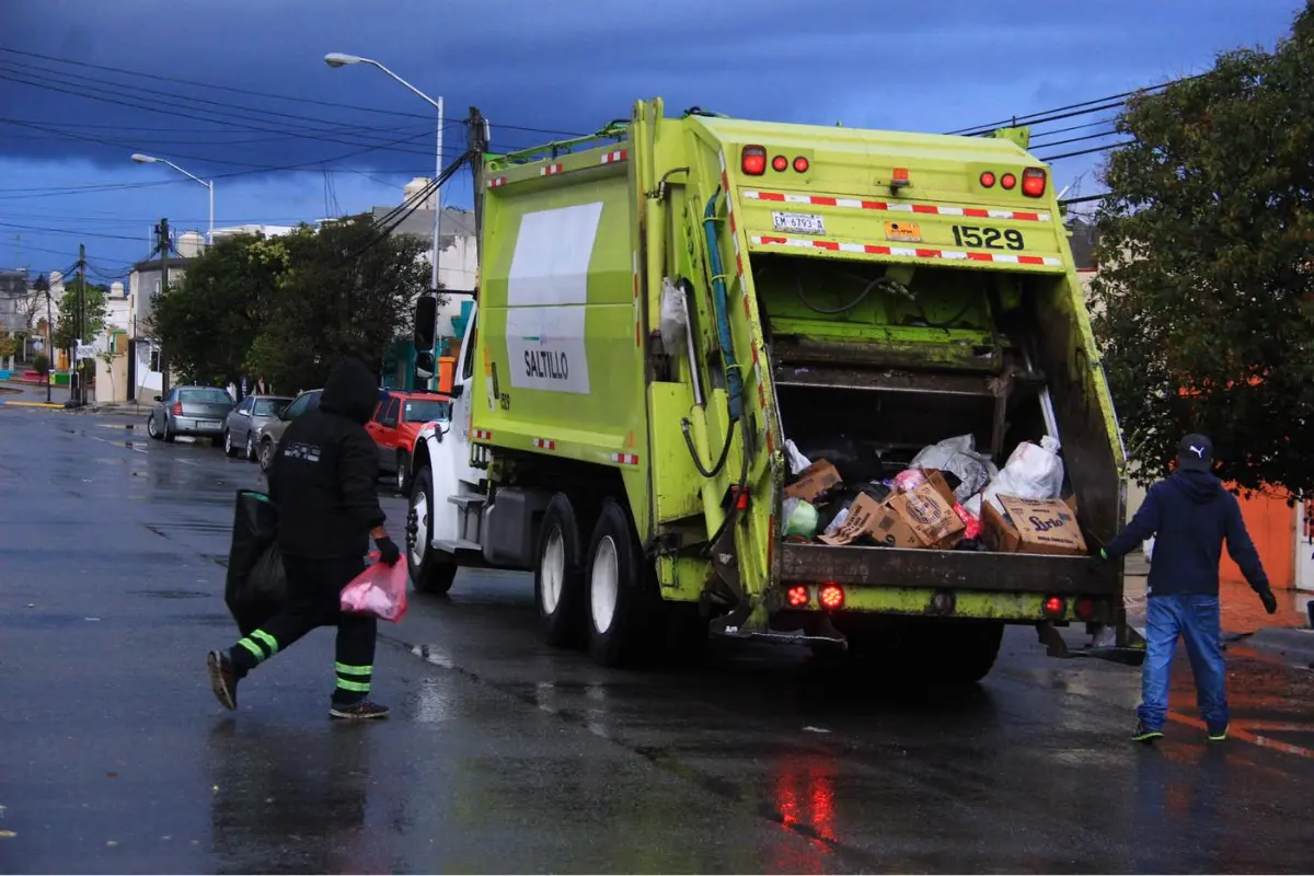 Actualmente, los camiones recolectores no hacen separación de residuos, por lo que todos los desechos terminan mezclados en el relleno. /Foto: Gobierno Municipal de Saltillo