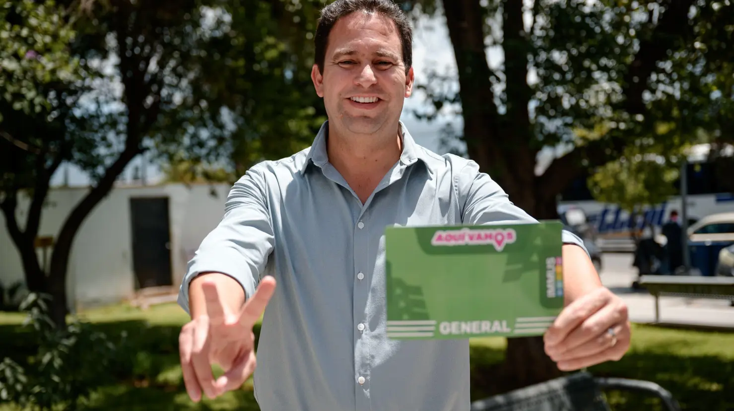 El alcalde Javier Díaz con la tarjeta Aquí Vamos. (Fotografía: Javier Díaz)