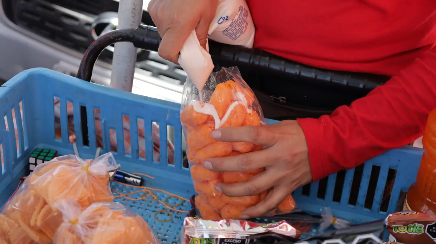 Se busca que los menores tengan mejor alimentación y que sustituyan la comida chatarra en las escuelas. (Fotografía: Leslie Delgado)
