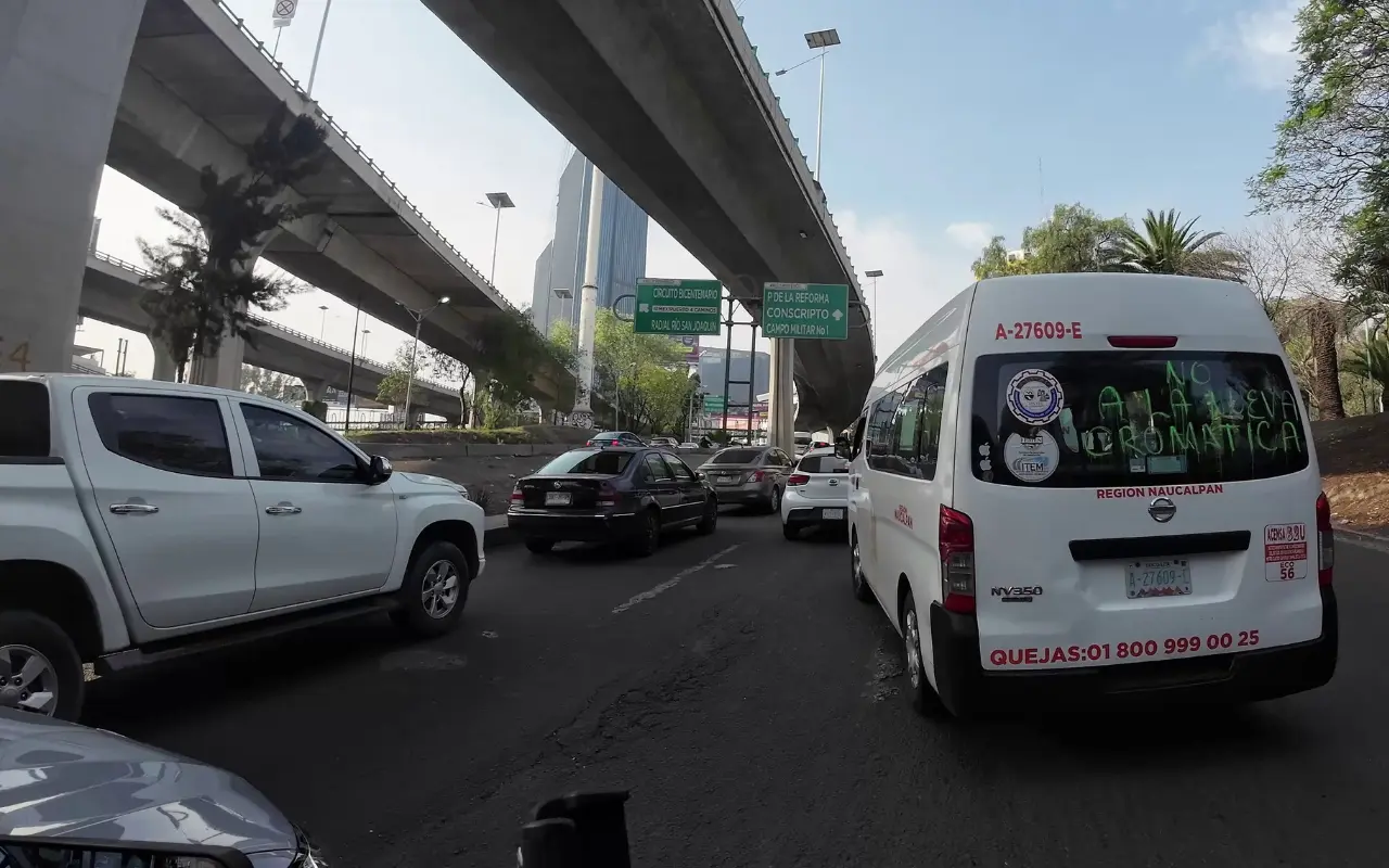 Transporte de Edomex. Foto: X/ @HunterVikernes (Canva)