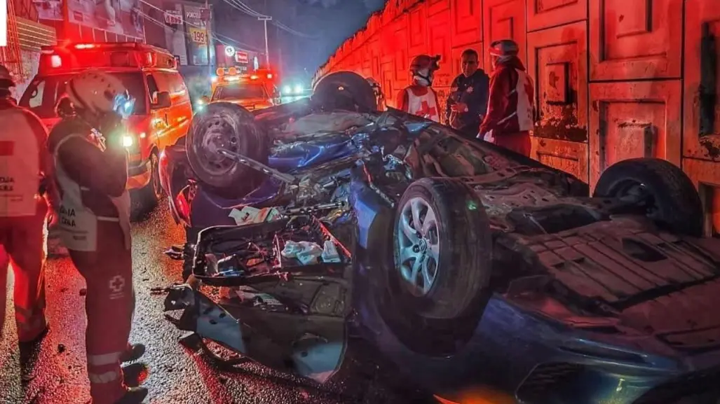 Conductor pierde la vida tras volcarse desde un puente en Paseo Tollocan