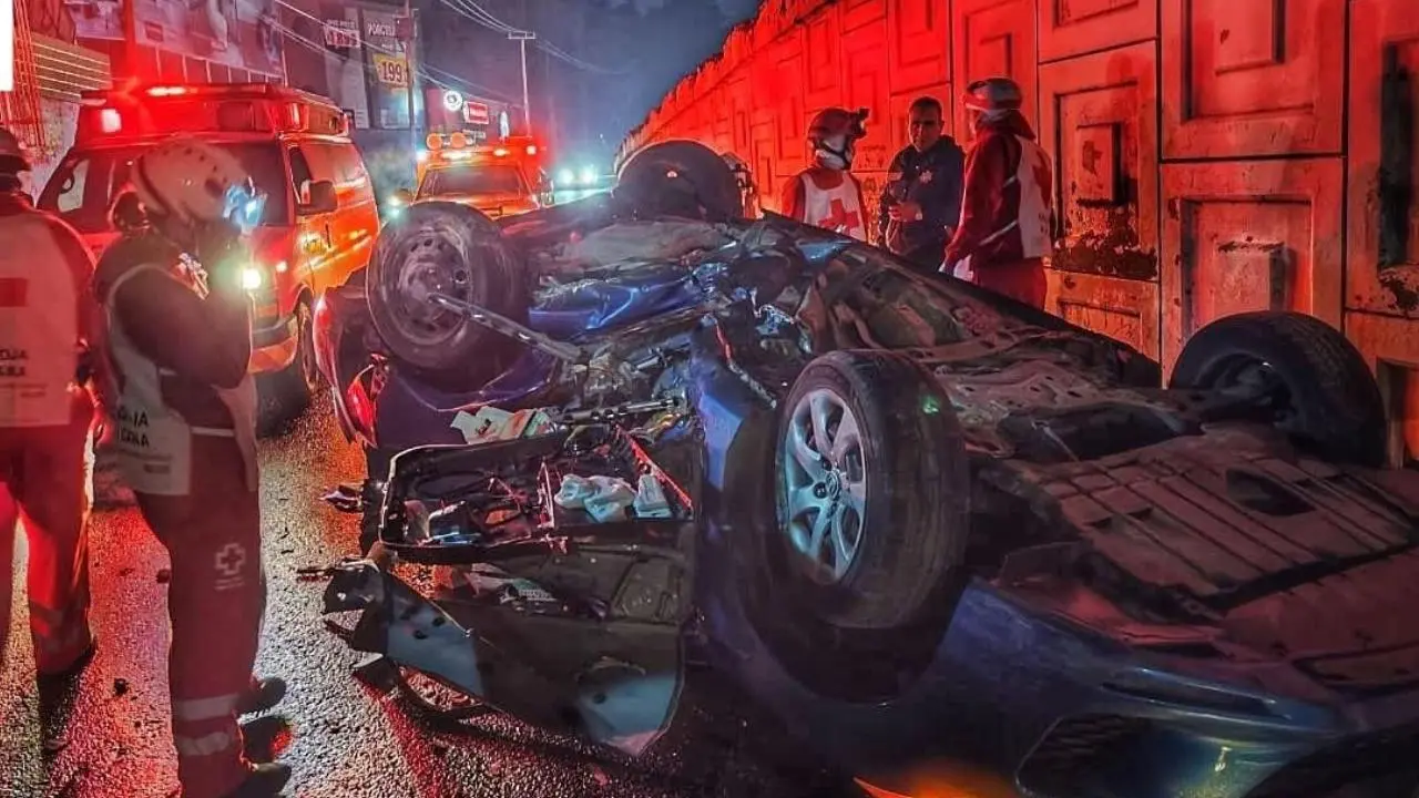 Conductor pierde la vida tras volcarse desde un puente en Paseo Tollocan. Foto: Cruz Roja Toluca / Agencia de Noticias MVT