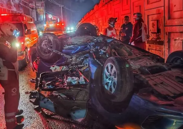 Conductor pierde la vida tras volcarse desde un puente en Paseo Tollocan