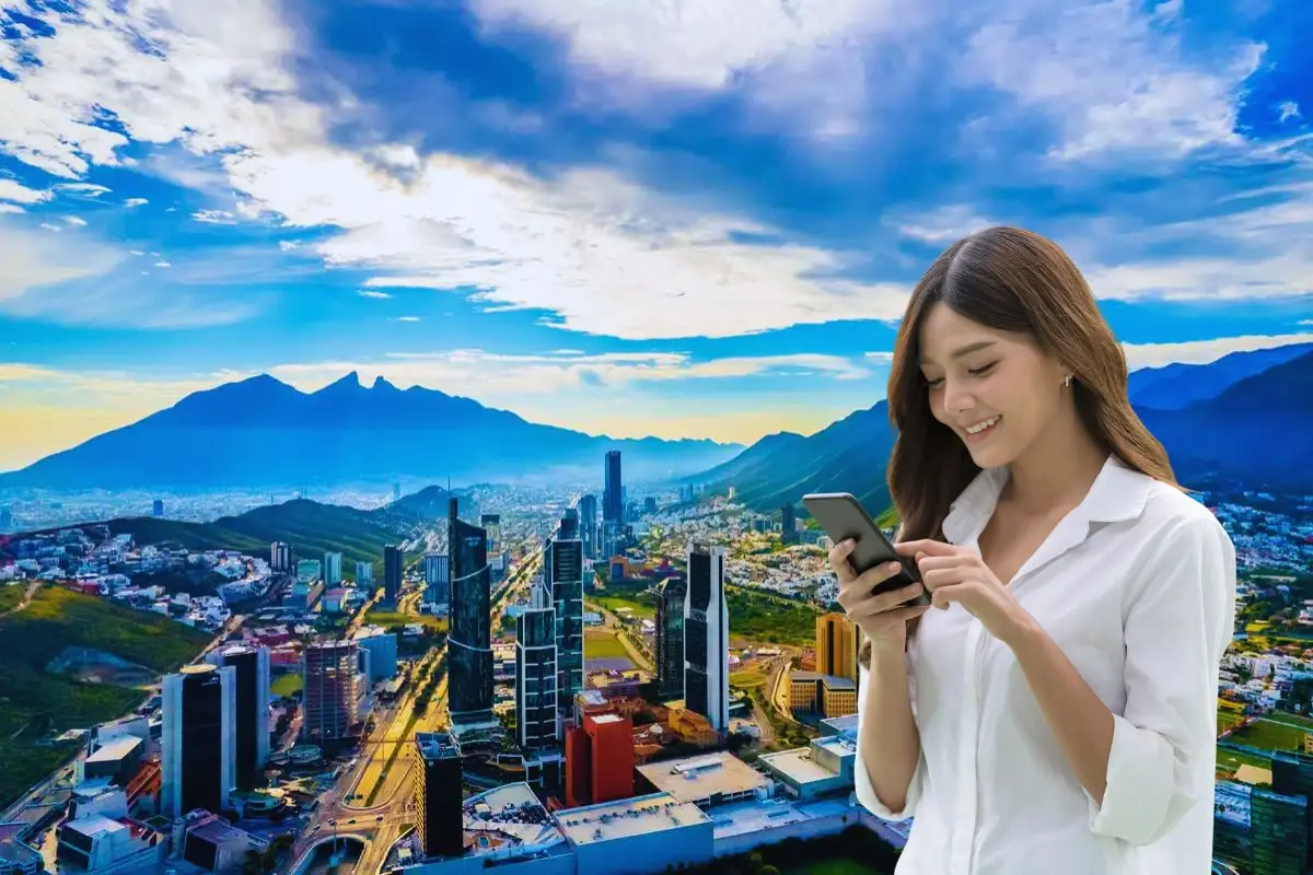 Mujer en el celular y de fondo Monterrey, Nuevo León Foto: Canva