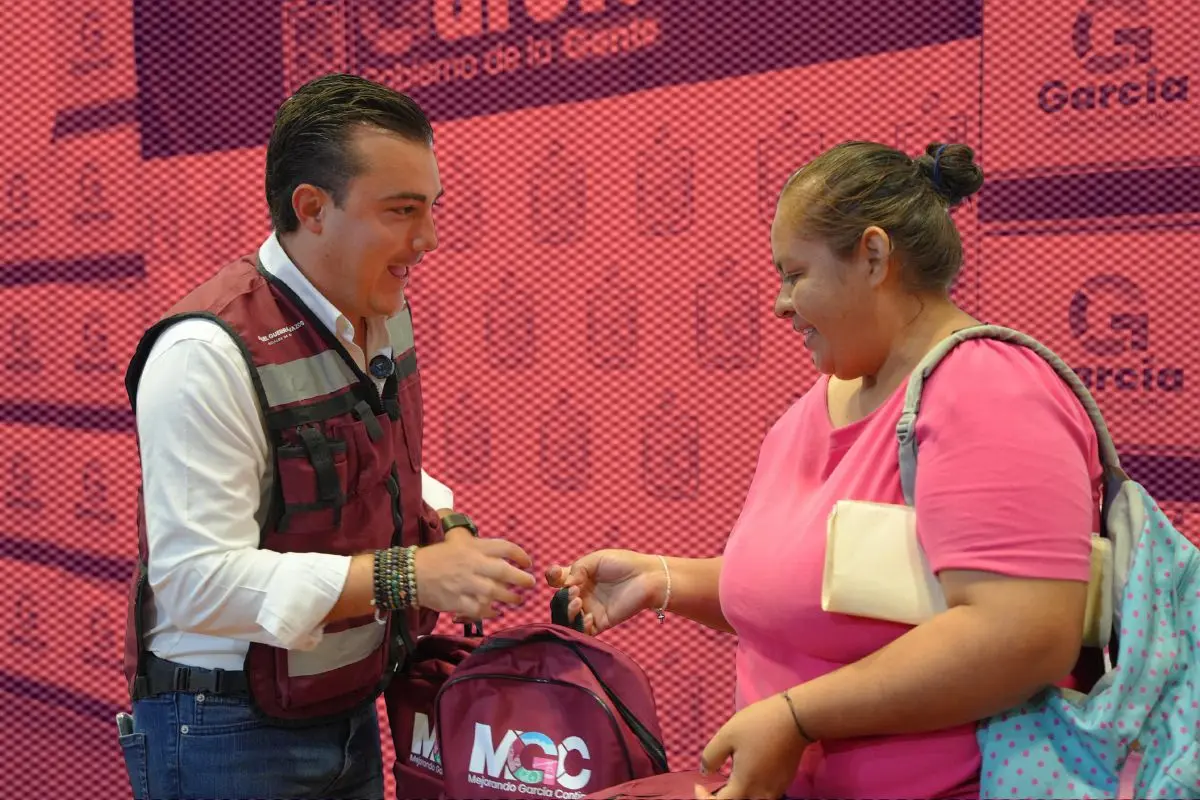 Alcalde de García, Manuel Guerra en la entrega de los kits escolares Foto: Gobierno de Monterrey/Canva