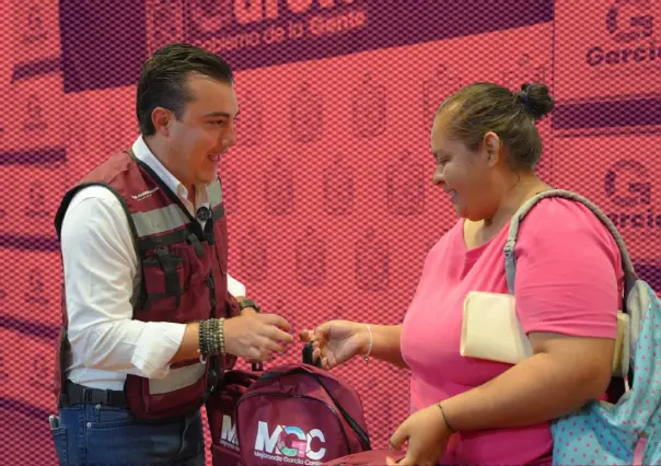 Manuel Guerra cumple compromiso con entrega de más de 15 mil útiles escolares en García