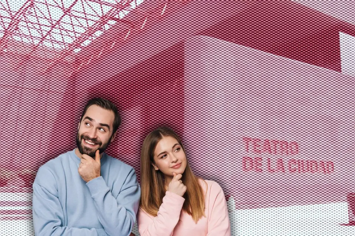 Pareja pensando y detrás la fachada del teatro de la Ciudad Foto: Canva