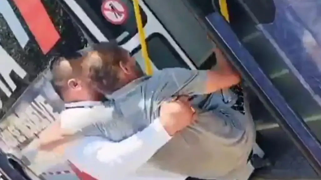 Chofer de Regio Ruta ayuda a pasajero con discapacidad a subir en el Centro de Monterrey