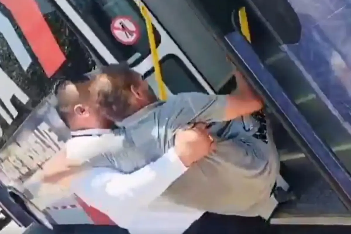 Chofer subiendo a hombre en silla de ruedas Foto: Captura de pantalla de pagina QuePasaenNL