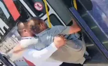 Chofer de Regio Ruta ayuda a pasajero con discapacidad a subir en el Centro de Monterrey
