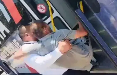 Chofer de Regio Ruta ayuda a pasajero con discapacidad a subir en el Centro de Monterrey