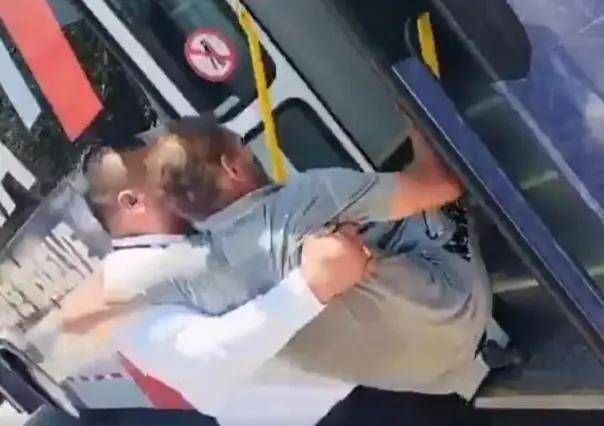 Chofer de Regio Ruta ayuda a pasajero con discapacidad a subir en el Centro de Monterrey