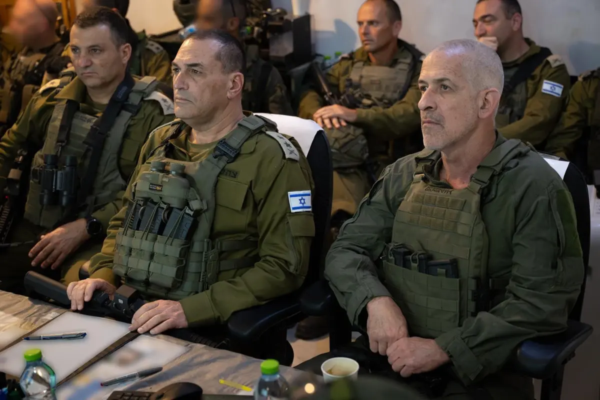 Jefe del Estado Mayor, el TGRL Eyal Zamir, y el Director del Shabak, Ronen Bar. Créditos: X (@FDIonline).
