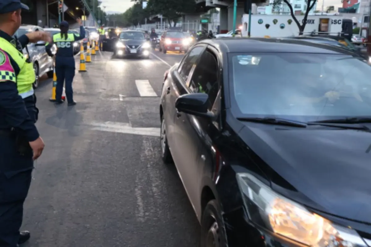 Policías de la SSC ordenando el tráfico de la SSC.   Foto: X (@OVIALCDMX)