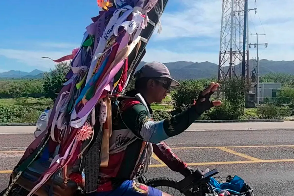 Santiago Caamal, el Peregrino Guadalupano, cumple su promesa y llega hasta Cabo San Lucas cargando la figura de La Morenita. Foto: Rocío Casas.