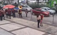 VIDEO | Mujer en Edomex convierte su divorcio en una fiesta