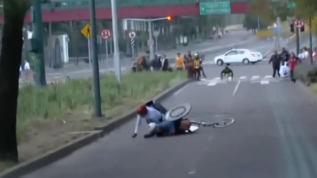 VIDEO | Maratón de la Ciudad de México: atletas en silla de ruedas sufren caída en baches