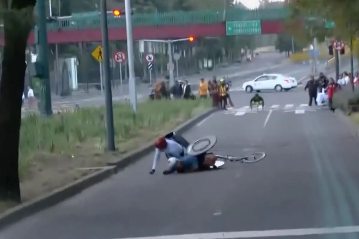 Competidores en silla de ruedas del Maratón de la Ciudad de México caen en bache.   Foto: captura X (@ClaroSports)