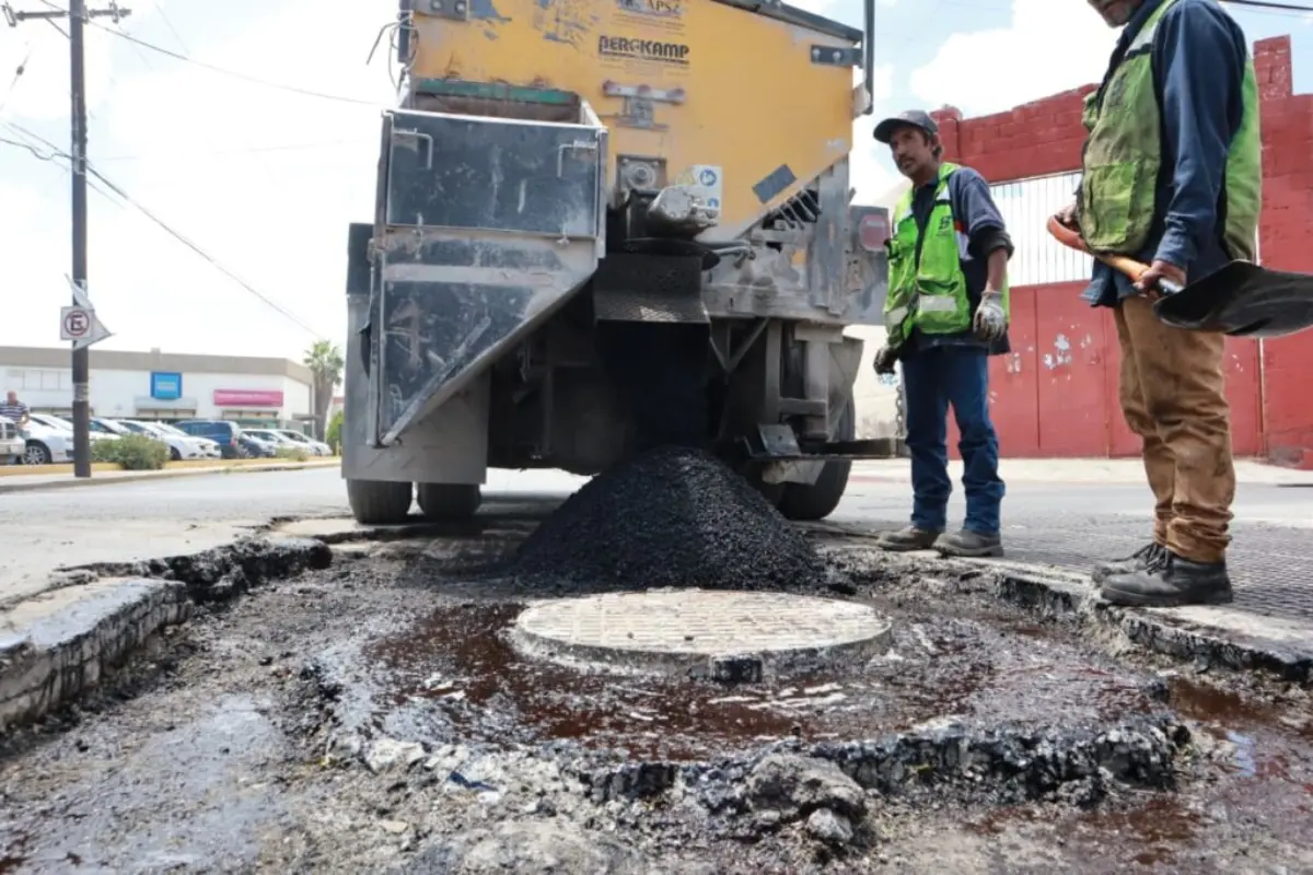 Las brigadas del programa Aquí Andamos han estado presentes en zonas como Pedro de Aguirre en la colonia Urdiñola, retirando basura y escombros para prevenir focos de infección./Foto: Gobierno Municipal de Saltillo
