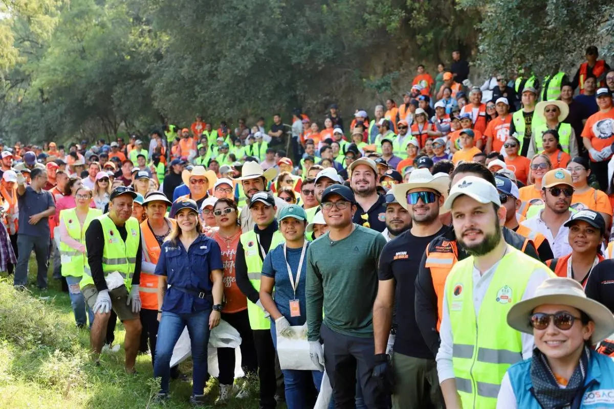 Voluntarios junto al alcalde de Juárez, Félix Arratia Foto: Gobierno de NL