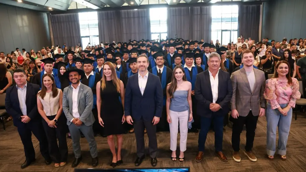 Graduación de la segunda generación de Prepa Regia en Monterrey