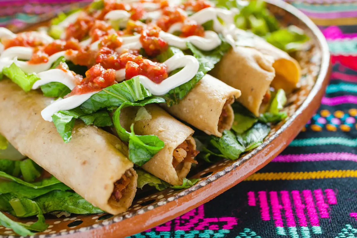 La celebración del 15 de septiembre en México es un festín lleno de sabores que reflejan la riqueza cultural del país. Foto: Canva