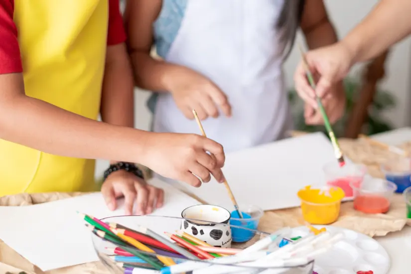 Niños pintando en su escuela. Foto: Canva