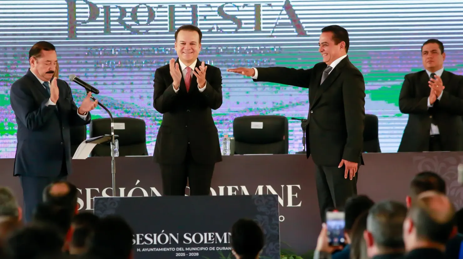 Toño Ochoa, tomó protesta como candidato reelecto de la capital de Durango. Foto: Jesús Carrillo.