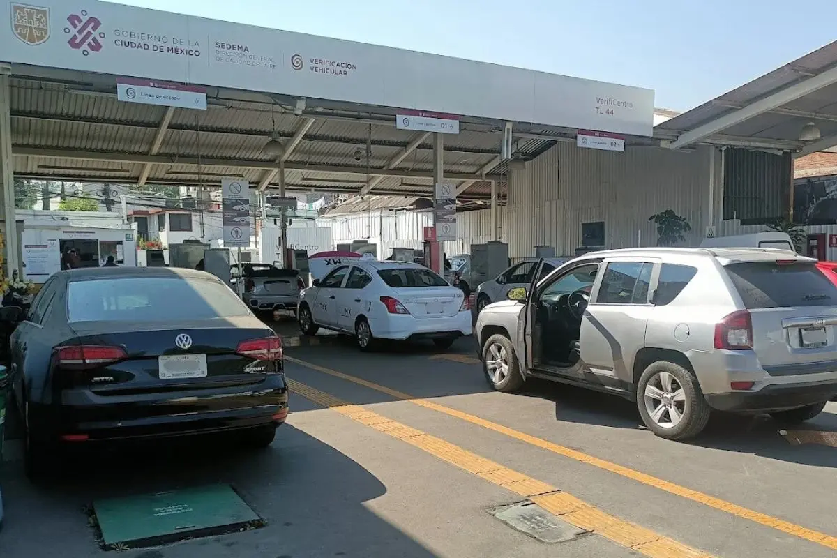 Automóviles en un verificentro de CDMX Foto: Google Maps (Verificentro HUIPULCO TL44)