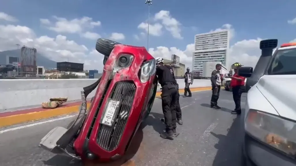 Protección Civil atiende volcadura en avenida Constitución rumbo al Túnel Loma Larga