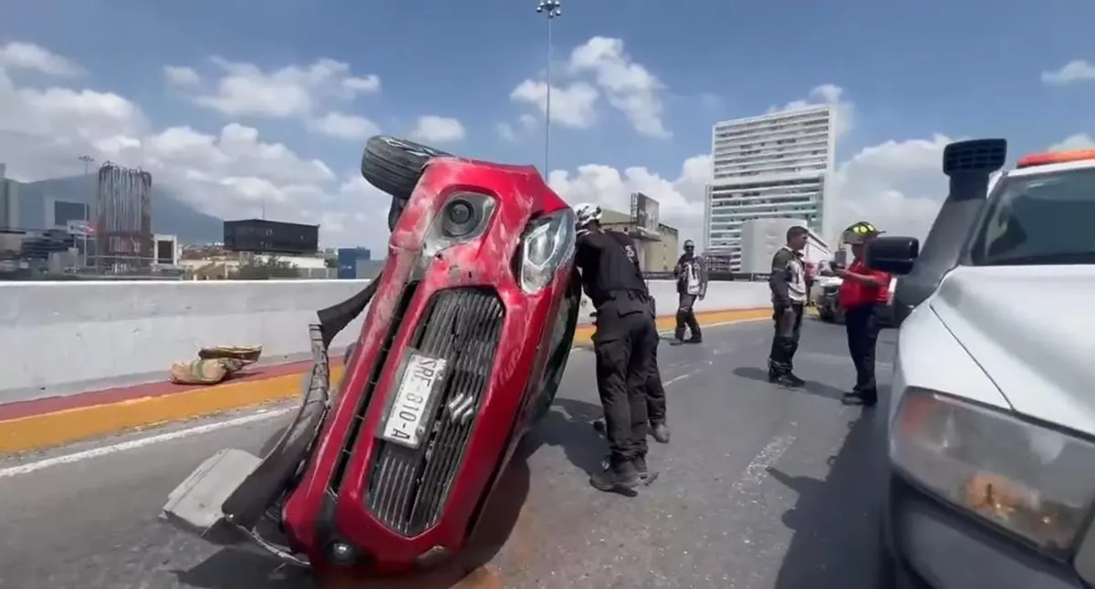 Elementos de Protección Civil de Nuevo León atendieron un accidente vial registrado en la avenida Constitución. Foto: PCNL