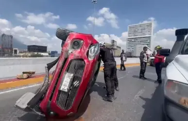 Protección Civil atiende volcadura en avenida Constitución rumbo al Túnel Loma Larga
