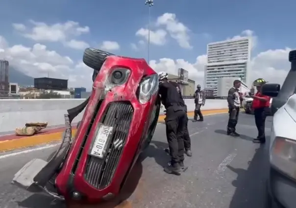Protección Civil atiende volcadura en avenida Constitución rumbo al Túnel Loma Larga