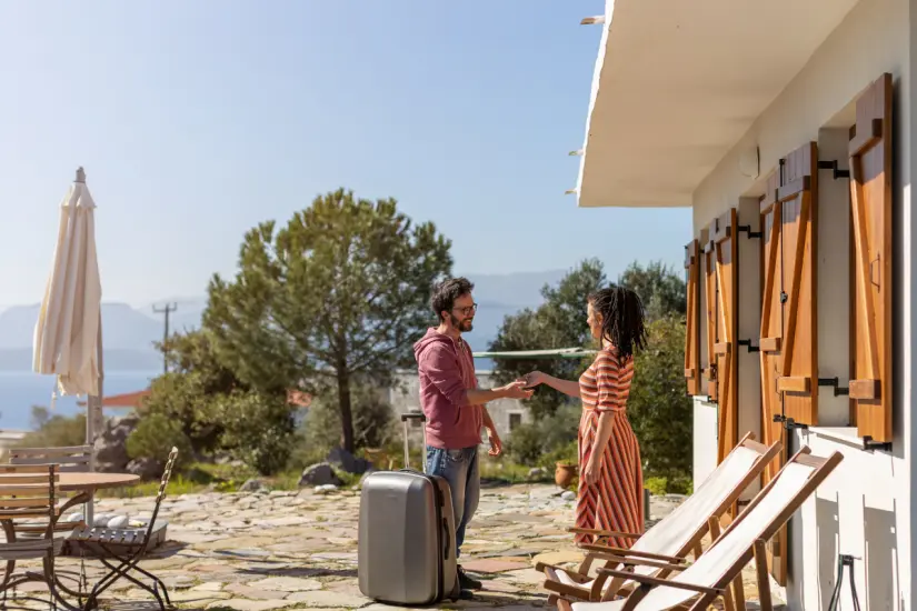 Hombre llega a su Airbnb. Foto: Canva