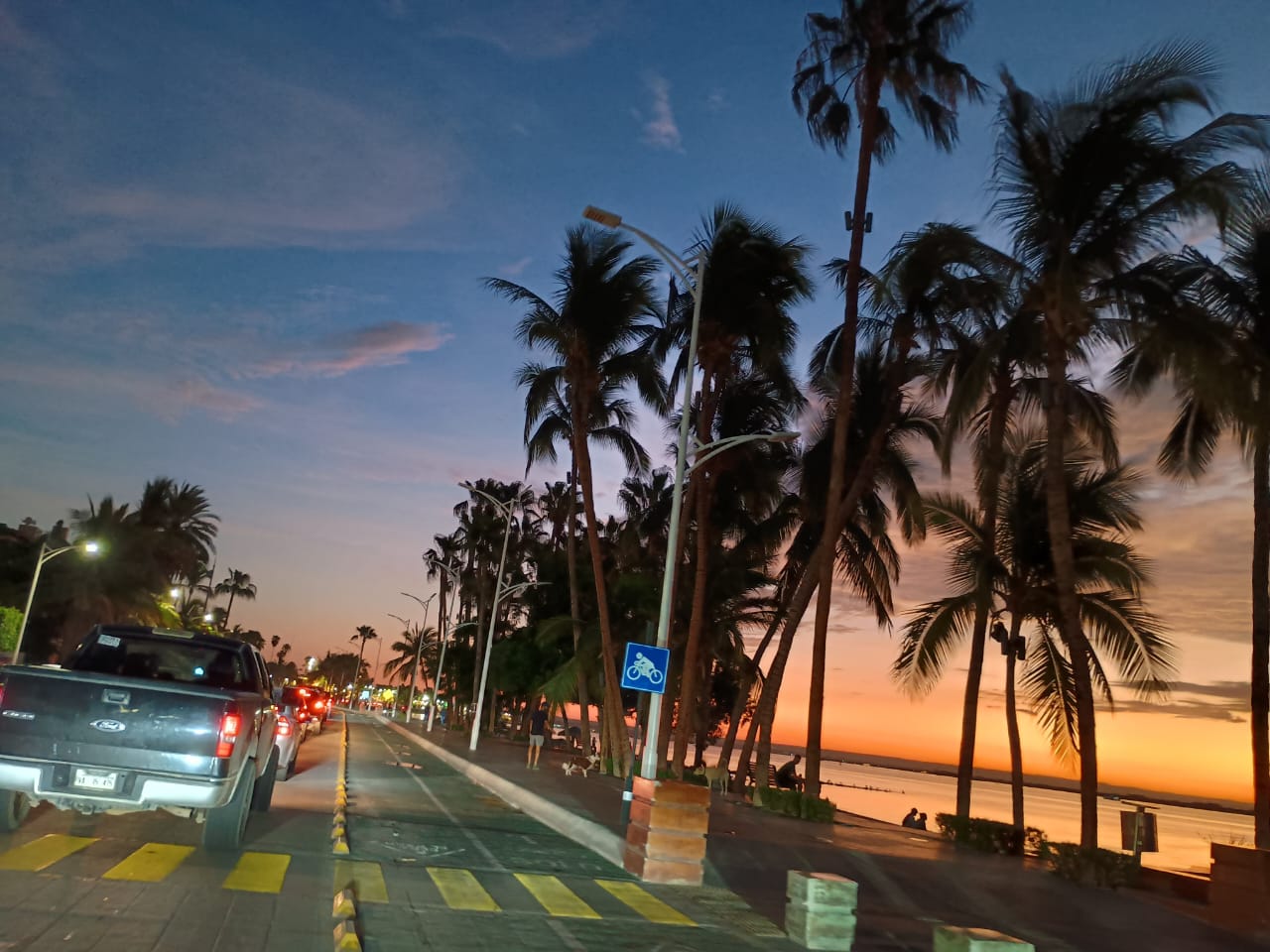Falta de luz y un bello atardecer al caer la noche Falta de luz y un bello atardecer al caer la noche