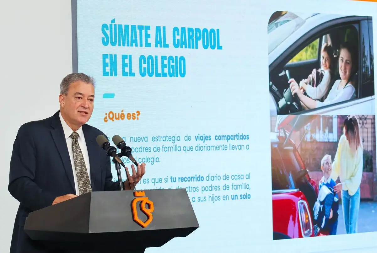 La implementación del carpool busca reducir el número de vehículos individuales que circulan durante los horarios de entrada y salida de las escuelas. Foto: Gobierno de Nuevo León.