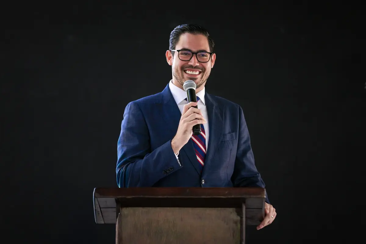 El alcalde de Santiago, David de la Peña, arrancó el ciclo escolar 2025-2026 en la secundaria número 3 José María Morelos, donde destacó el programa “Juntos Educando para la Vida, Útiles para Todos”. Foto: Gobierno de Santiago